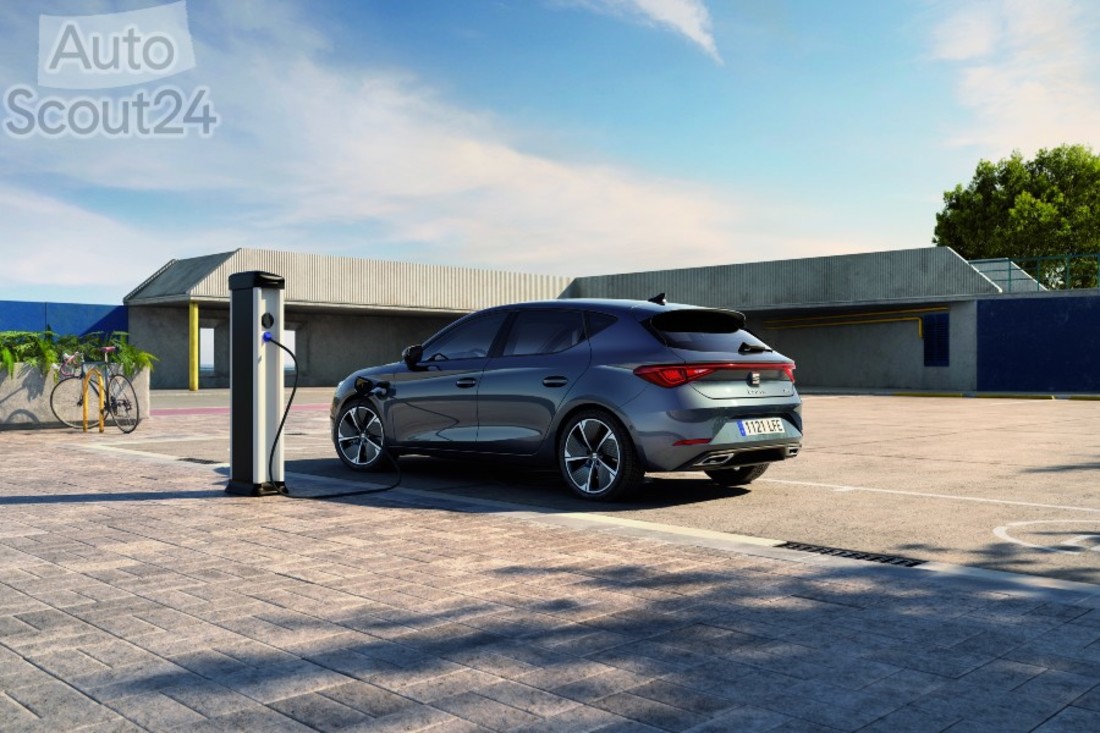Nuevo-SEAT-Leon-e-HYBRID-el-primer-vehiculo-hibrido-enchufable-de-la-compania_02_HQ (2).jpg