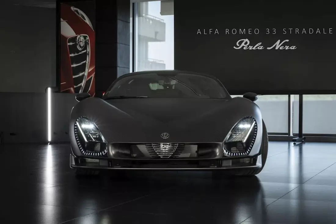 Alfa Romeo 33 Stradale Perla Nera 2026 (10).jpg