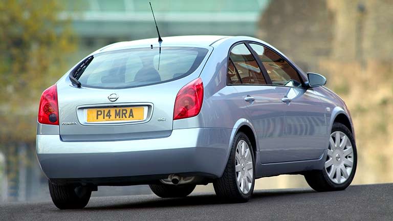 Nissan Primera vedere din spate