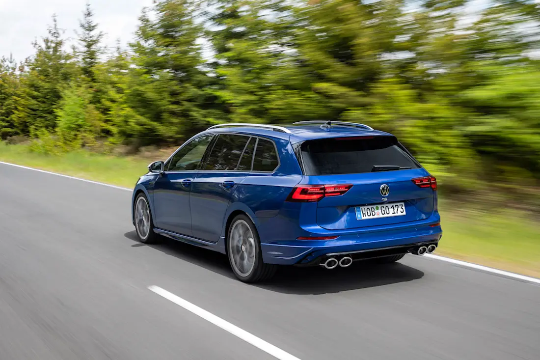 Volkswagen Golf R Variant (2022) rijdend, achteraanzicht Volkswagen Golf R Variant (2022) rijdend, achteraanzicht
