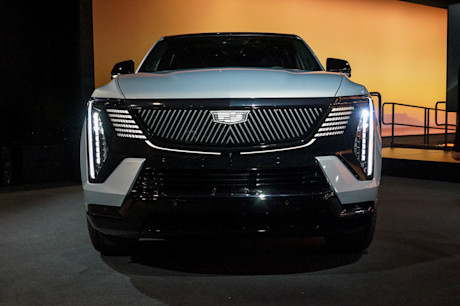 Editorial 2025 cadillac escalade iq preview jv 241003 13