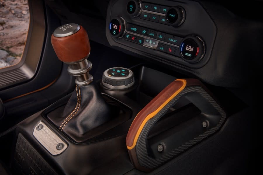 Bronco_2dr_Interior_07 (1).jpg