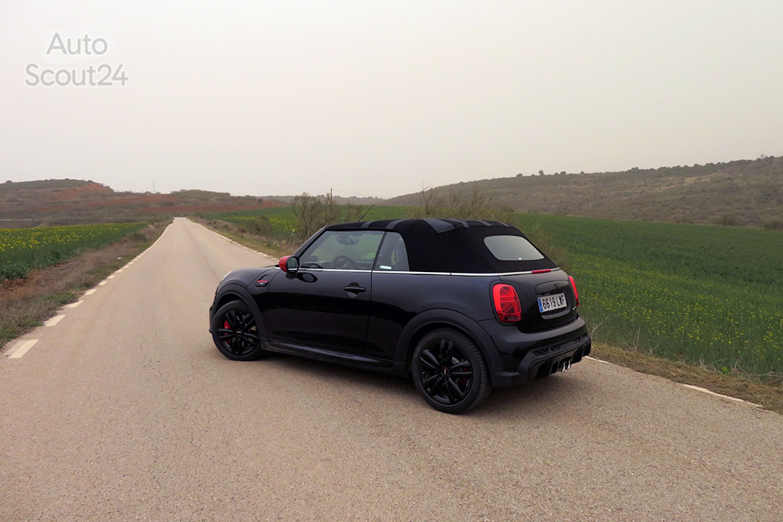 3_mini cabrio jcw trasera con capota_2.JPG