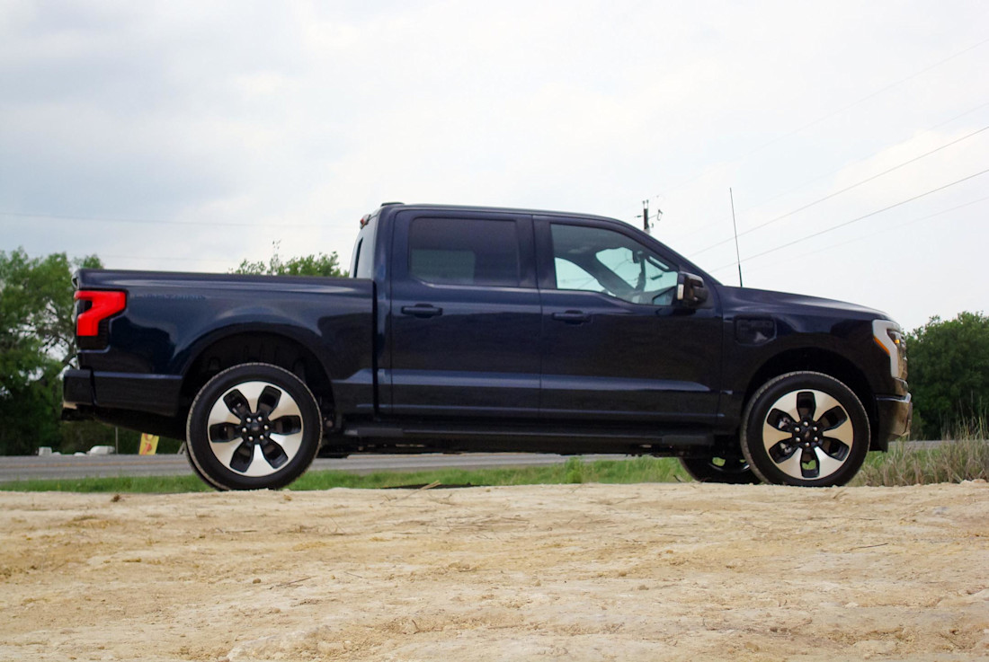 Editorial 2022 ford f 150 lightning 03 bc fr