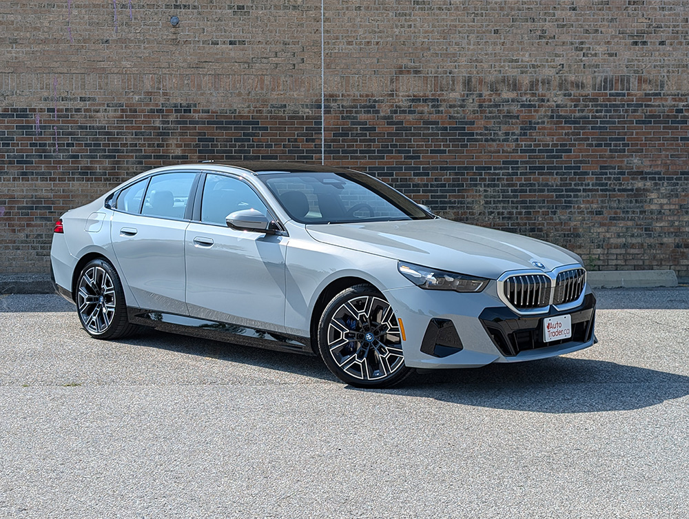 雪下まゆ 2021年bipolar inside outside ED20 2025-bmw-i5-xdrive40-td-sb-