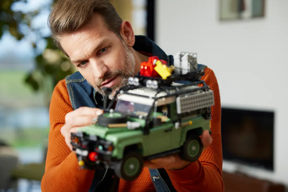 Lego Land Rover Defender (2023) sfeerbeeld 1 Lego Land Rover Defender (2023) sfeerbeeld 1