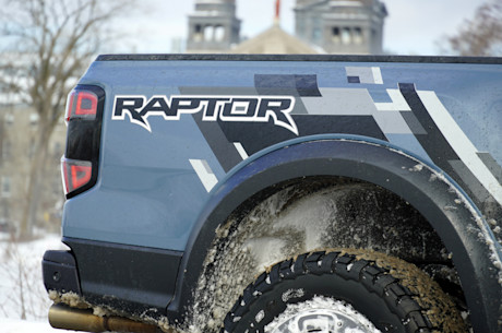 Le Ford Ranger Raptor soumis à une tempête hivernale Body Image