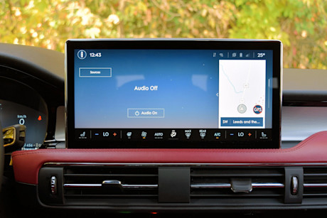 Editorial 2024 lincoln corsair grand touring awd td 240126 25 sha