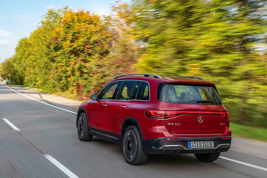 AS24 Mercedes EQB 2021 rijdend achter