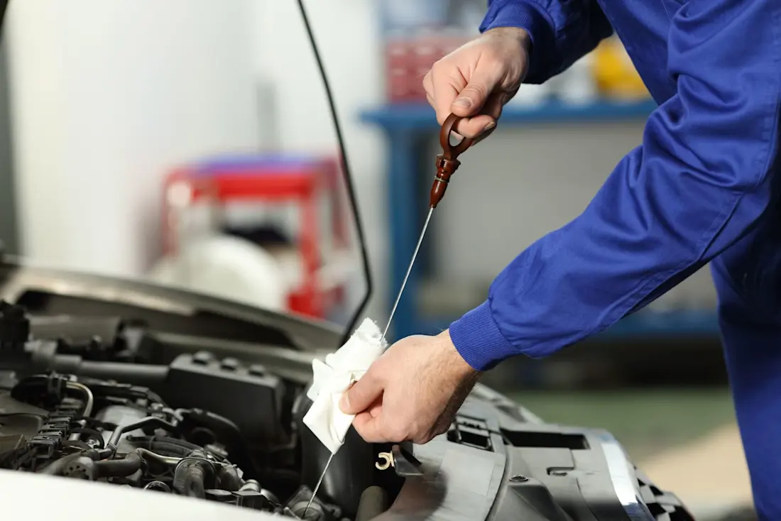 Mechaniker prüft beim Service den Ölstand