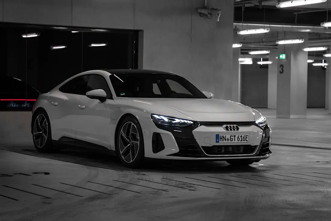 Audi-e-tron-GT-2021-Front-Side
