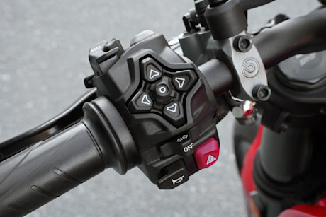 8 ducati-monster-2026-linke-bedieneinheit