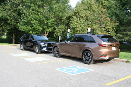 Match comparatif des VUS intermédiaires hybrides rechargeables, Édition 2024: Mazda CX-90 PHEV 2024 vs Mazda CX-70 PHEV 2025 Image