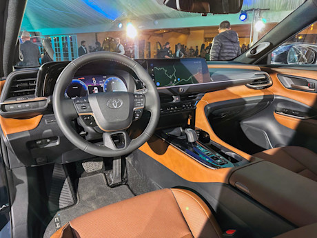 Editorial 2025 toyota crown signia p 231115 13 jw