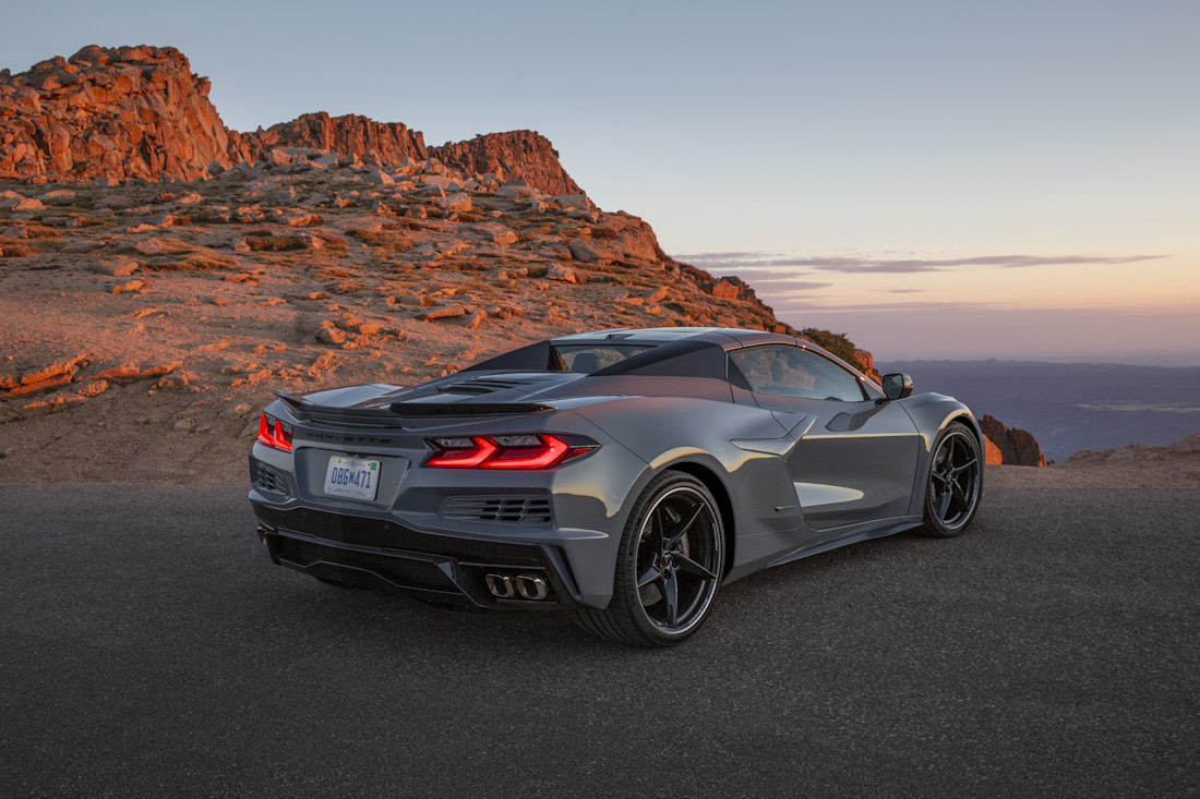 2024-chevrolet-corvette-e-ray-3lz-108