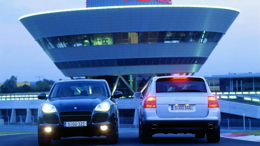 The first generation a Cayenne Turbo (left) and Cayenne S in front of the customer centre in Leipzig in 2002