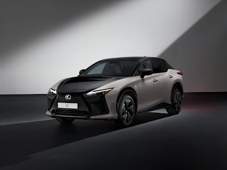 Zo rijdt de Lexus RZ met dat gekke stuur (en hij krijgt 100 km erbij)
