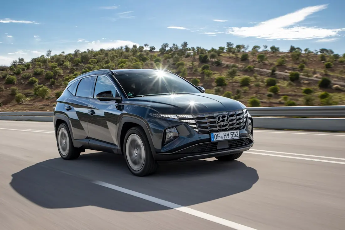  La Hyundai Tucson è uno dei SUV ibridi più apprezzati: offre spazio, tecnologia moderna e una motorizzazione benzina-elettrica efficiente, adatta sia all’uso quotidiano sia ai lunghi viaggi.