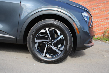 Kia Sportage HEV 2023 vs Toyota RAV4 Hybride 2022 : match comparatif Image