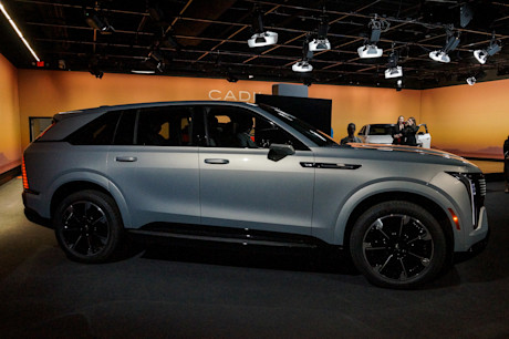 Editorial 2025 cadillac escalade iq preview jv 241003 2