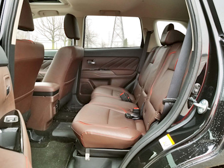 Editorial 2018 mitsubishi outlander phev 12 sw