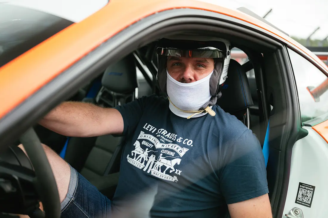 Sicherheit geht vor. Auch wenn beim Sport Auto Perfektionstraining kein Rennen gefahren wird, gilt Helmpflicht.  Sicherheit geht vor. Auch wenn beim Sport Auto Perfektionstraining kein Rennen gefahren wird, gilt Helmpflicht.