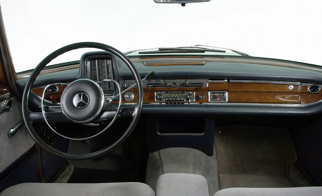 mercedes-benz-180-interior