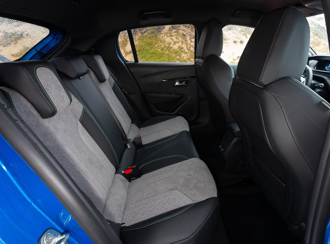peugeot-e-208-seats