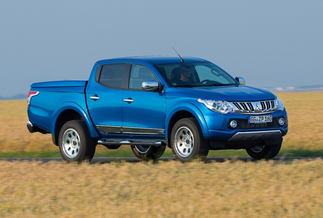 mitsubishi-l200-blue-side