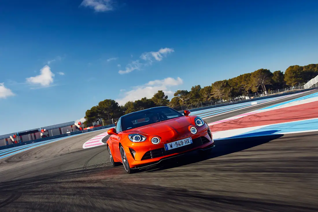 Alpine A110 S (2022) rijdend, vooraanzicht Alpine A110 S (2022) rijdend, vooraanzicht