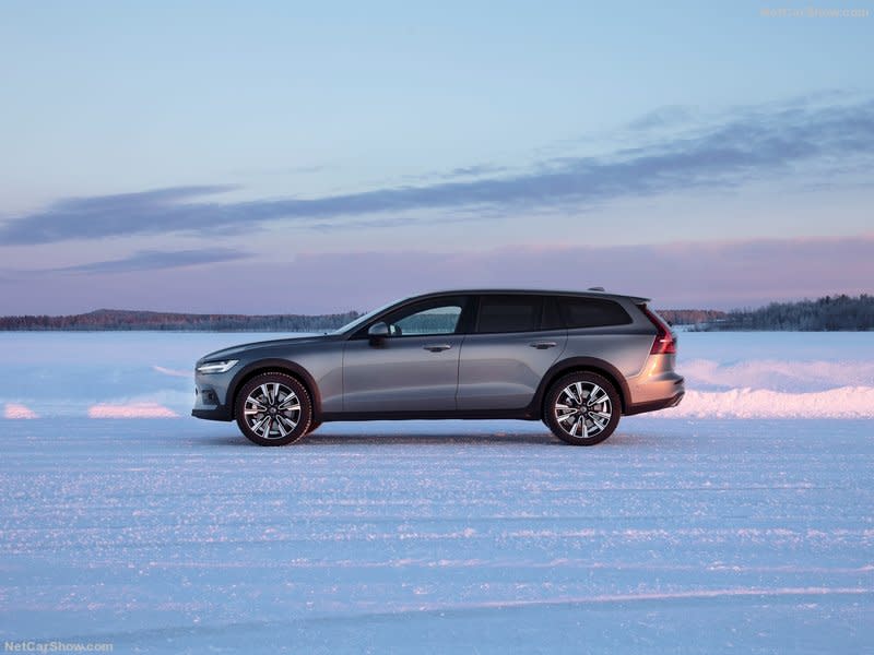volvo-v60-crosscountry-side