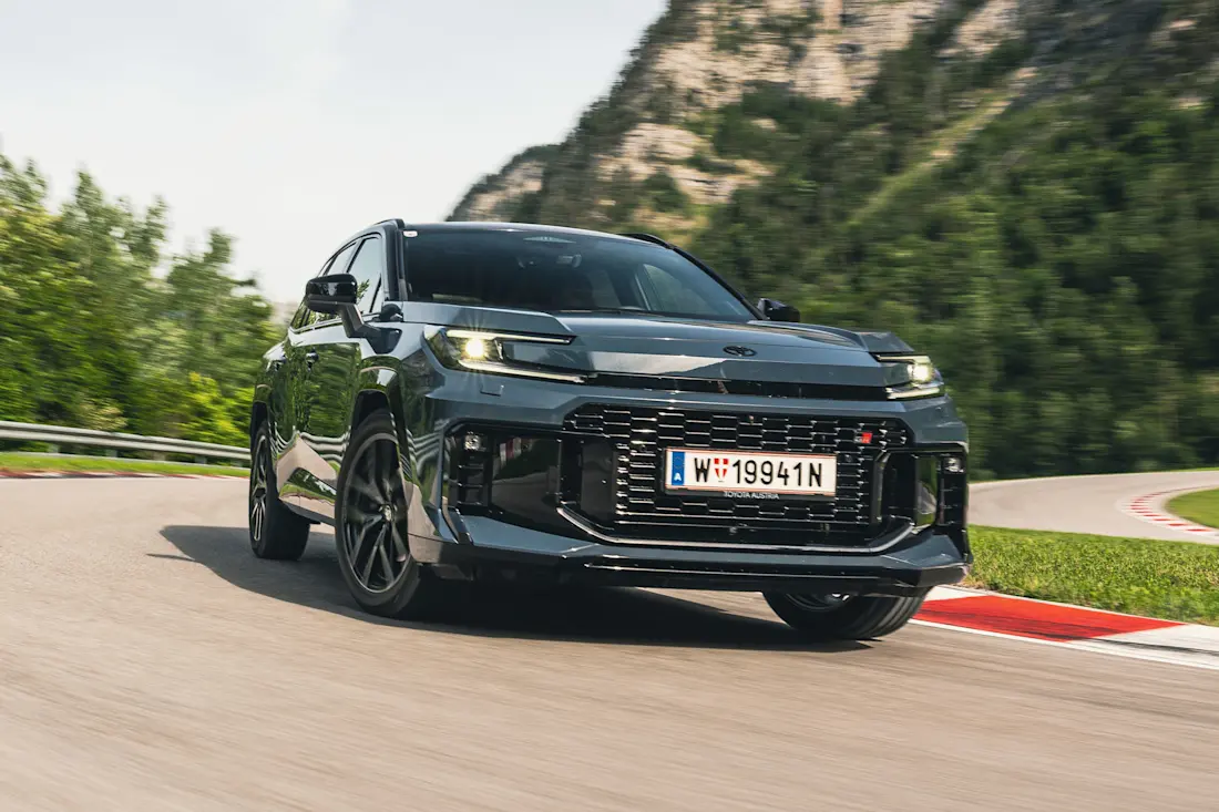 2 toyota-rav4-2026-front-seitlich