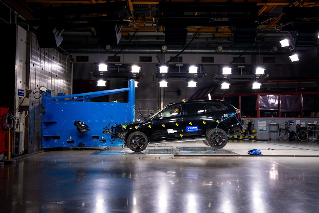 317583_Volvo_EX90_Crash_Test_-_Pole_Test