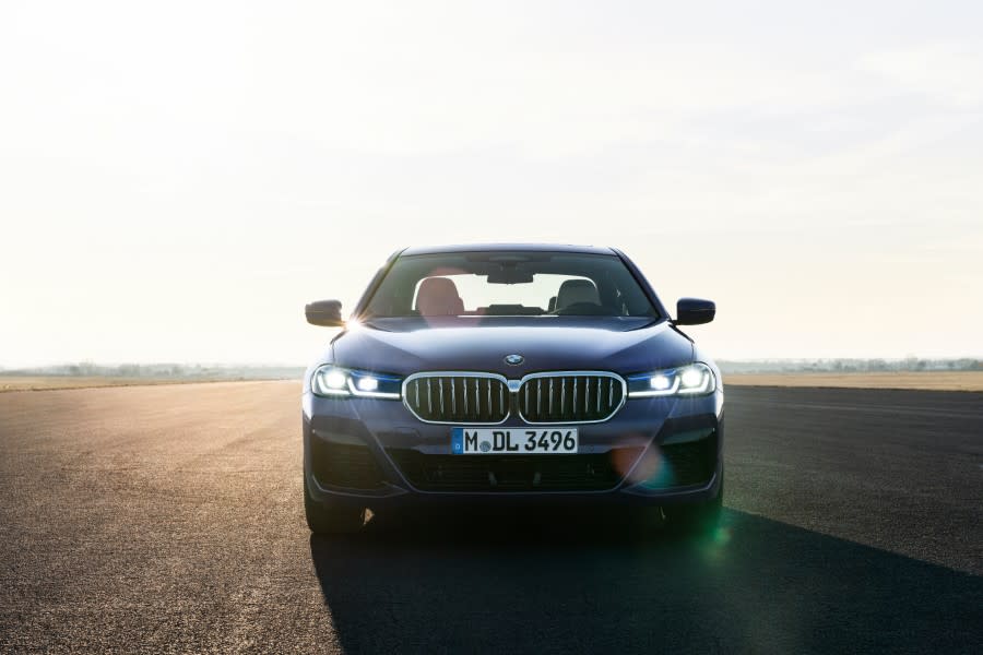 P90389013_highRes_the-new-bmw-530e-xdr (1).jpg