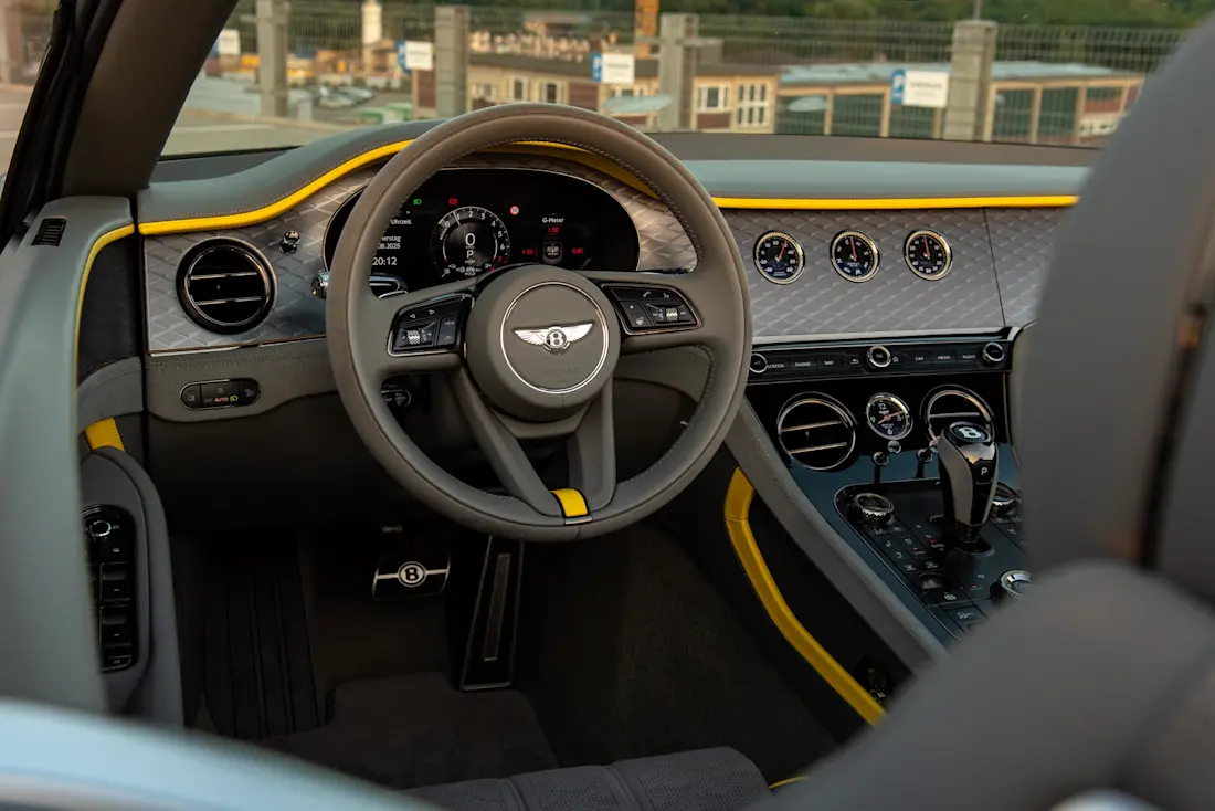 bentley-continental-cabrio-speed-hybrid-2025-cockpit