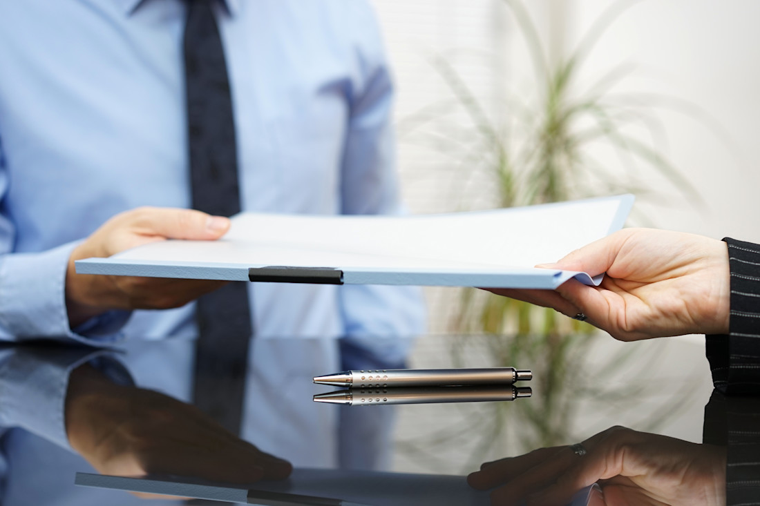 Contratto di vendita auto: come si fa, clausole a cui fare attenzione