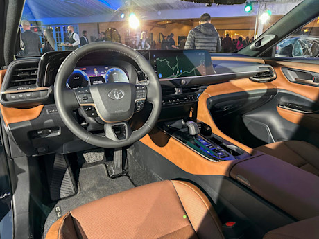 Editorial 2025 toyota crown signia p 231115 14 jw