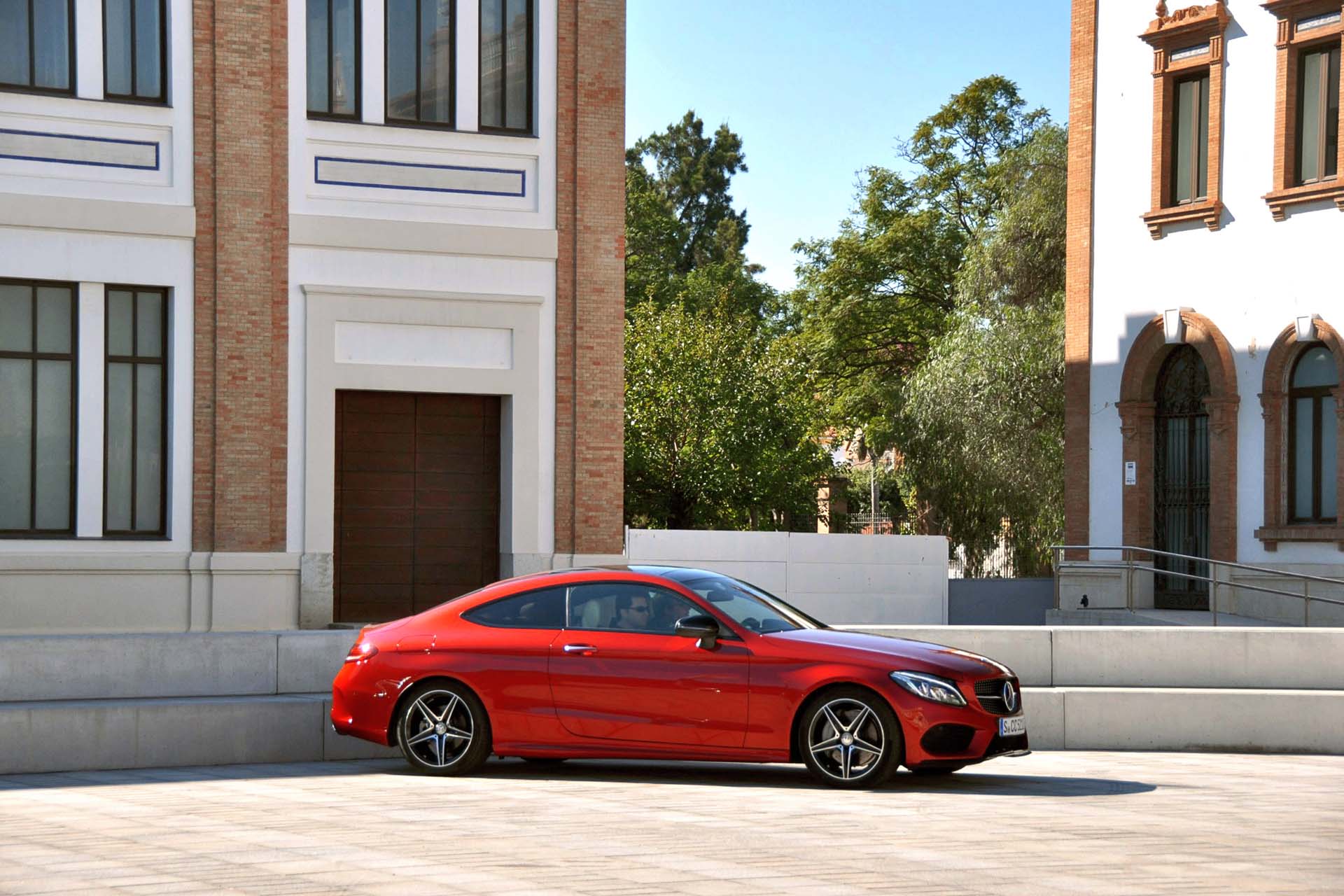 The C 300 is also lighter, wider and stronger, using more aluminum and more high strength steel in its construction.