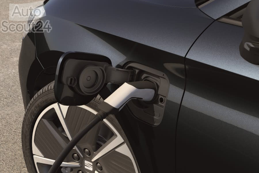Nuevo-SEAT-Leon-e-HYBRID-el-primer-vehiculo-hibrido-enchufable-de-la-compania_09_HQ (2).jpg