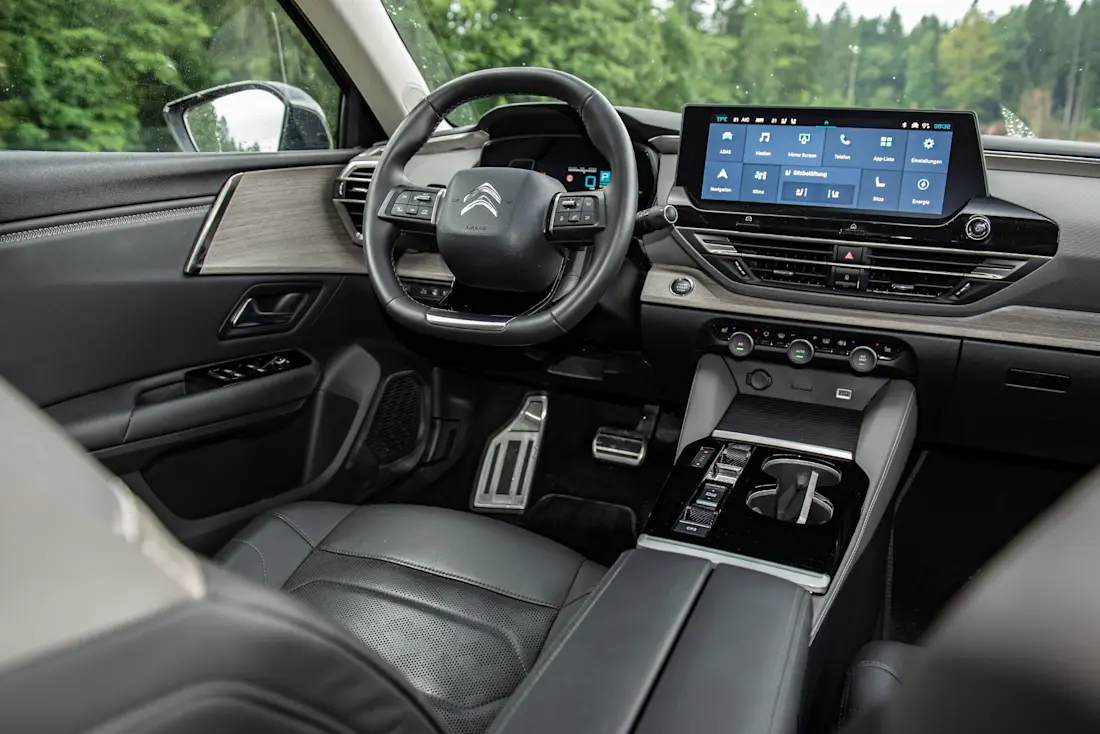  Aufgeräumt und gut verarbeitet präsentiert sich das Cockpit. Überwiegend wird mit dem Touchscreen gearbeitet. Die Klimaanlage verfügt weiterhin über haptische Bedienelemente.