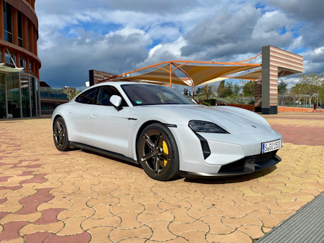 Editorial 2025 porsche taycan 4s 02