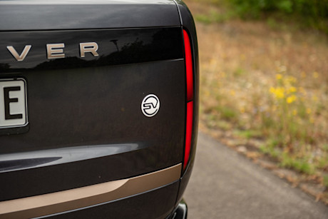 range-rover-p550e-sv-badge-detail