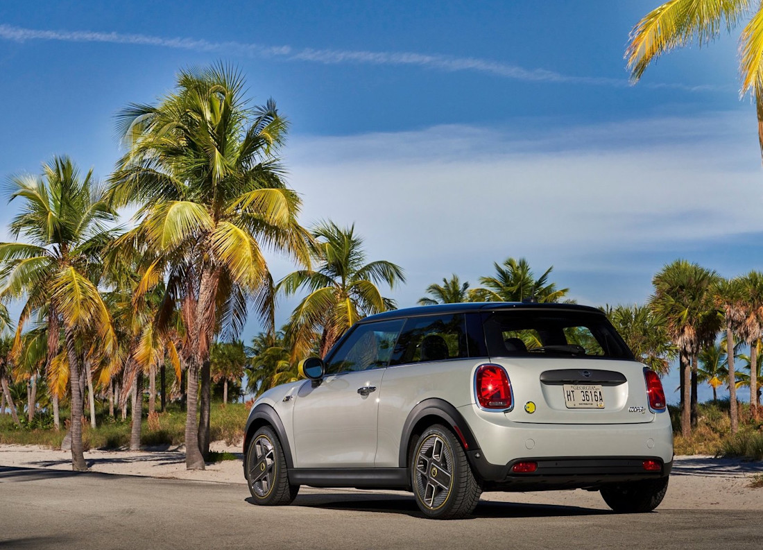 Mini-Cooper_SE-2020-Review_03.jpg