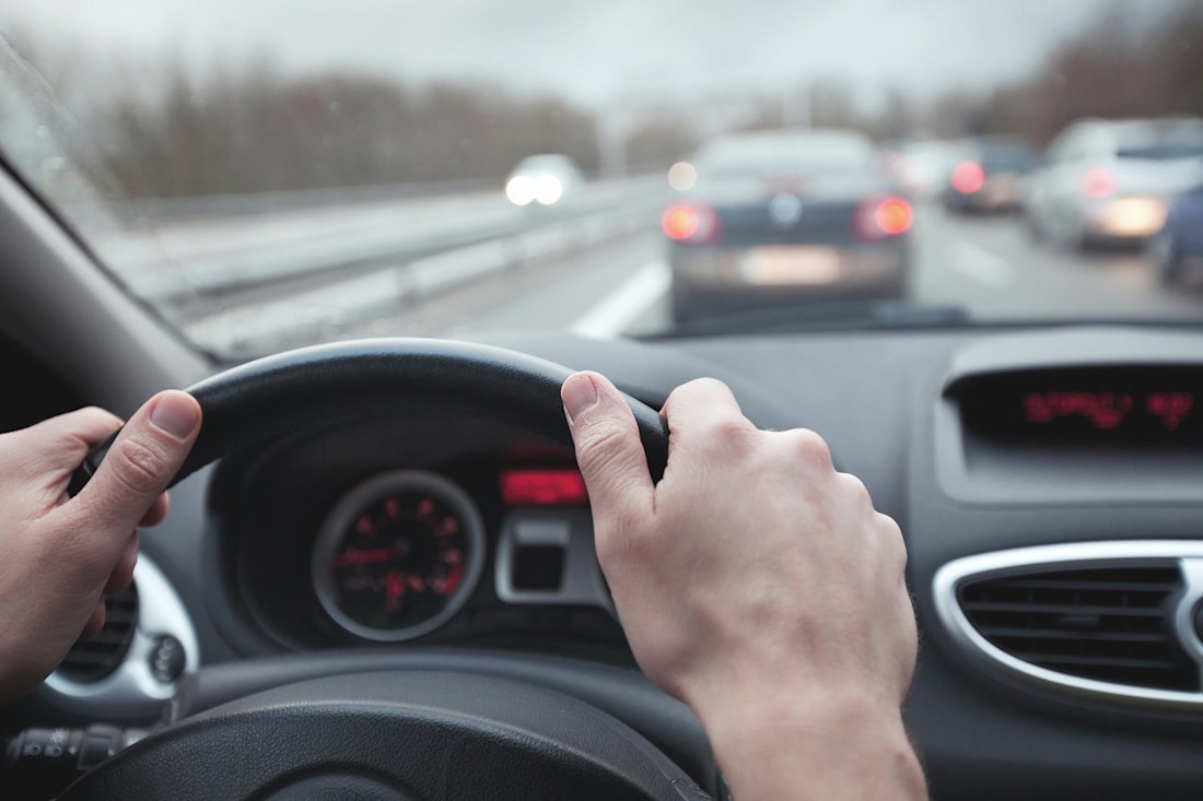 Distanza di sicurezza auto: come si calcola, con pioggia e con neve