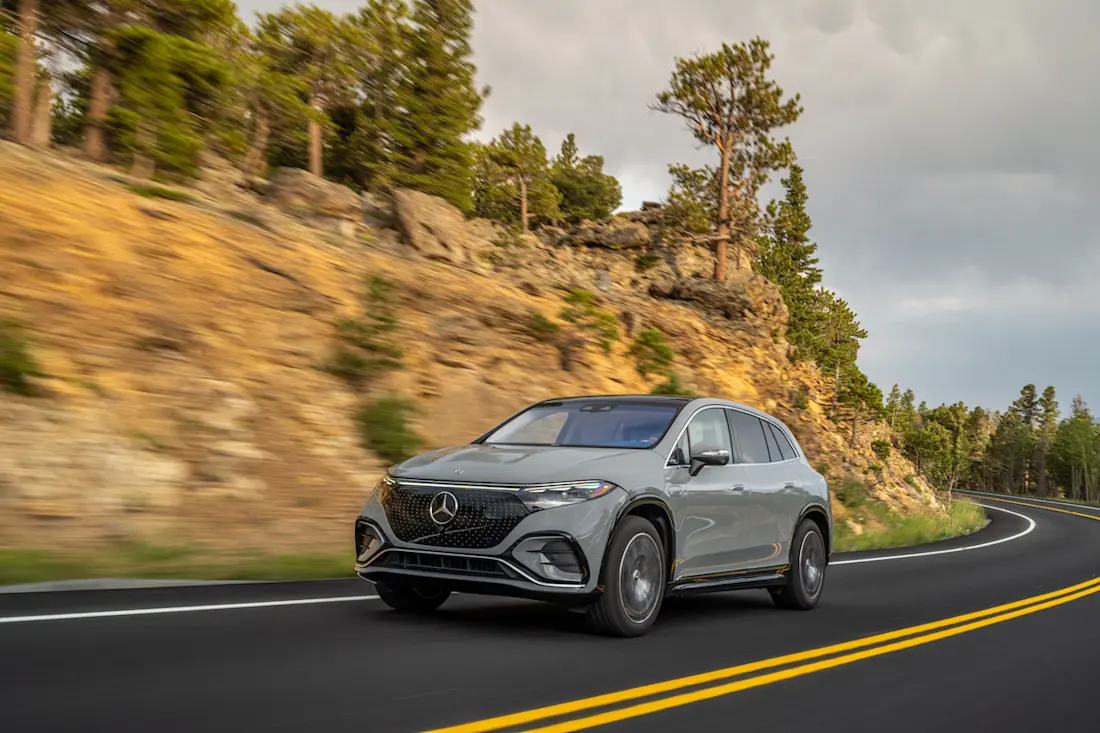 Mercedes EQS SUV (2023) rijdend, vooraanzicht Mercedes EQS SUV (2023) rijdend, vooraanzicht