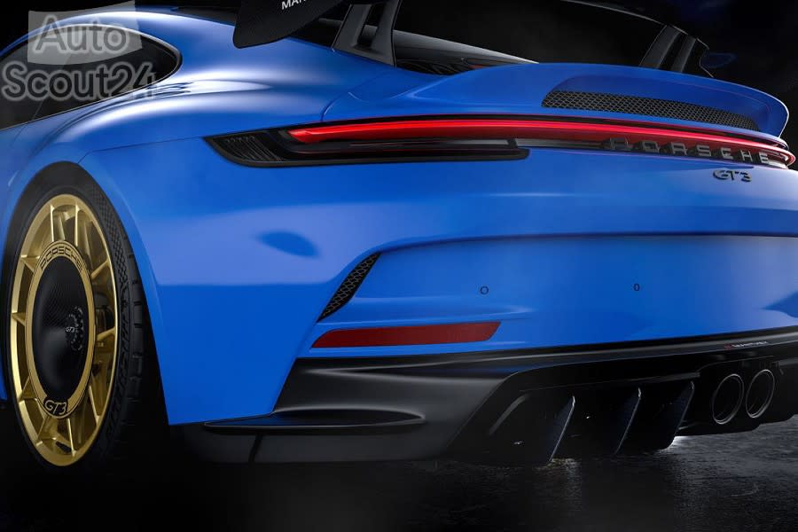 2022-porsche-911-gt3-mr_100819889_h.jpg