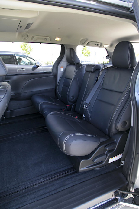 Editorial 2015 toyota sienna se v6 8 passenger fwd jw 05