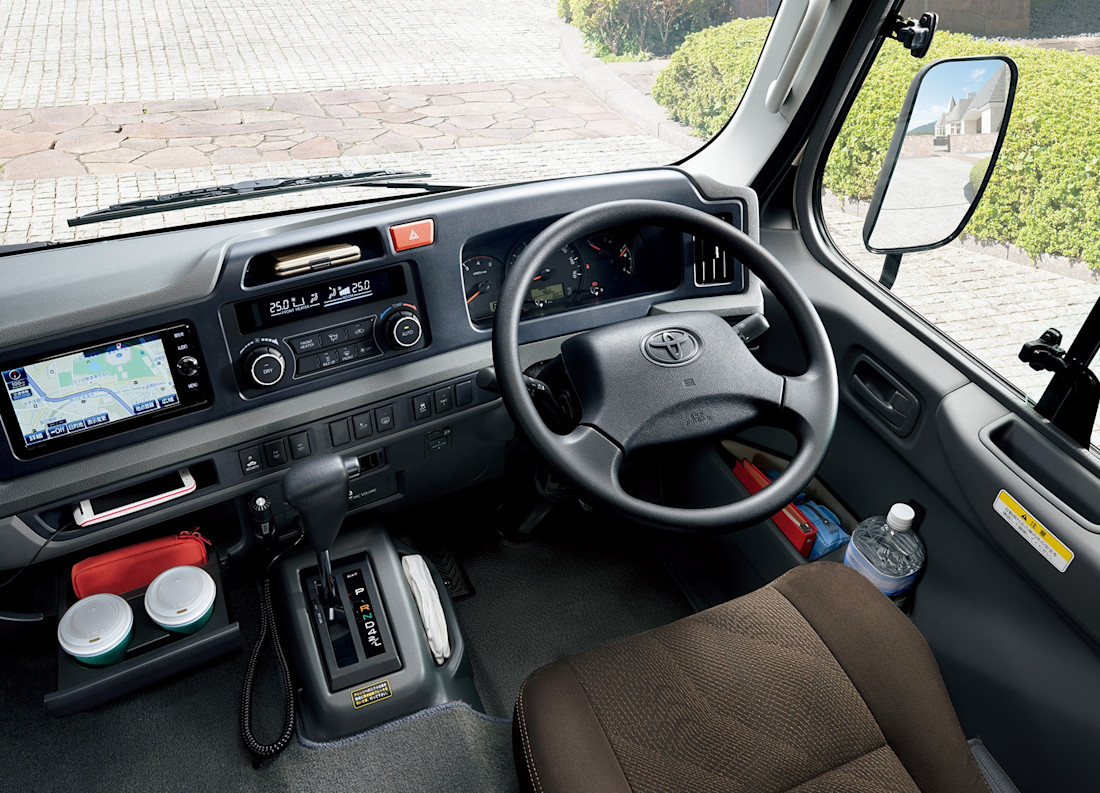 toyota-coaster-interiro
