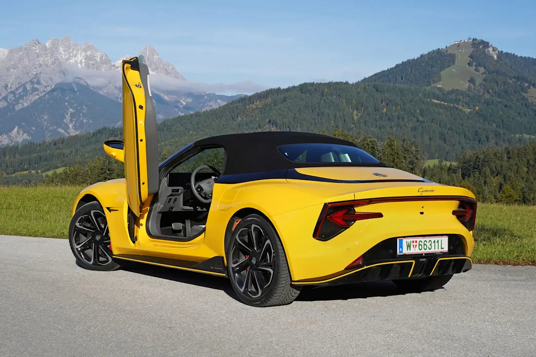 6 mg-cyberster-gt-heck-seitlich-scherentuere