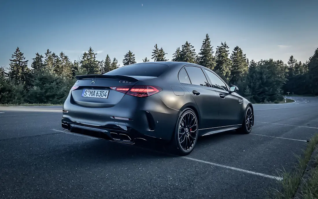  Wer nun auf den Geschmack gekommen ist: Im Grundpreis kostet der C 63 S E Performance als Limousine mindestens 114.888,55 Euro.